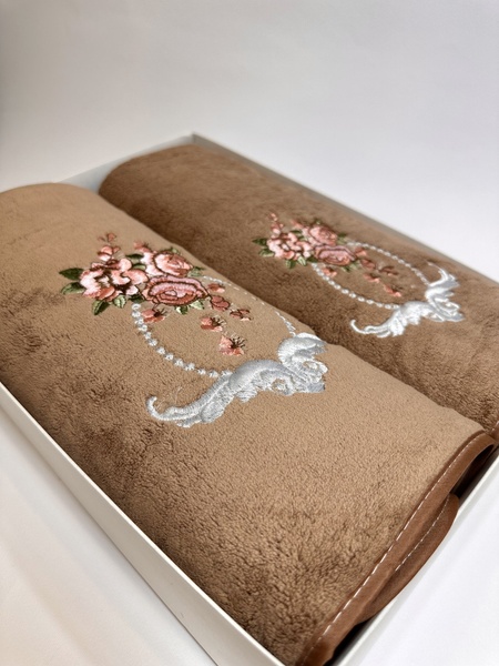 Подарочный набор банных полотенец Розы коричневый F0172 фото