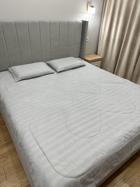 Комплект постельного белья с летним одеялом Сатин в полоску евро светло-серое F0272 фото