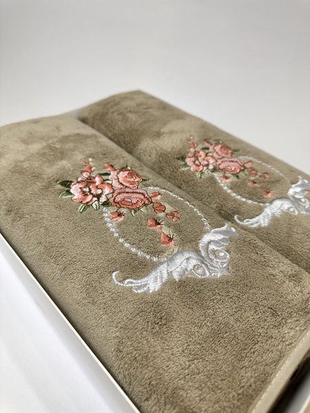 Подарочный набор банных полотенец Розы серо-коричневый F0173 фото